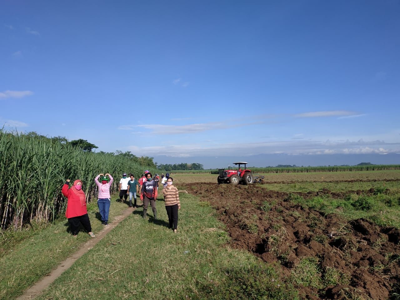 Read more about the article Kegiatan Sabtu Sehat “Mlaku-mlaku neng kebun” dan berjemur untuk menjaga Kesehatan.